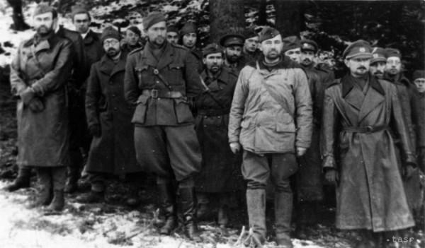 Un groupe d'officiers de la brigade tchécoslovaque. Au premier plan, de gauche à droite : Capitaine Srp, Capitaine Marcely, Capitaine Rajter, Major Ďumbala.
