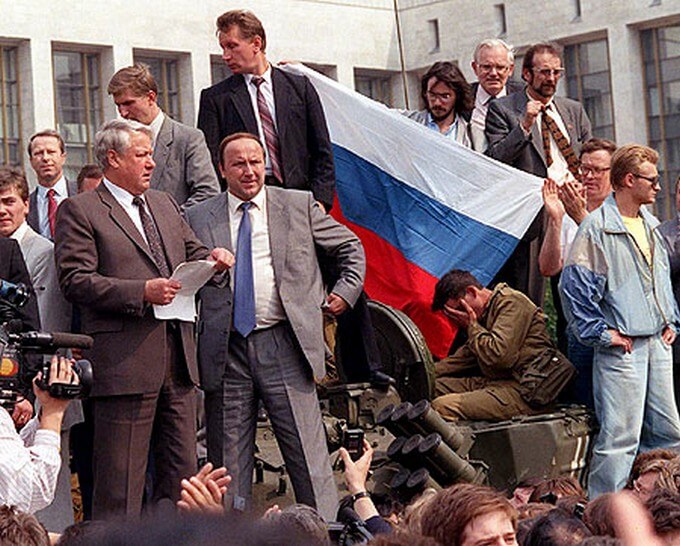 Boris Eltsine debout sur un char prononçant un discours à côté du drapeau russe