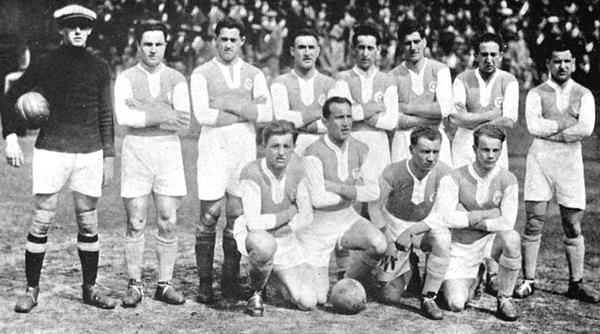 Hakoah Viene au Stadion Polo Ground de New York en 1926. Le XI: Fabian, Eisenhoffer, Schwarz, Neufeld, Hess, Drucker, Häusler, Grünwald; Wegner, Pollak, Wortmann, Gold | © Inconnu