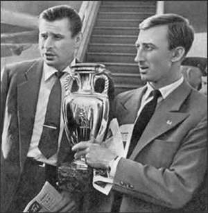 Lev Yachin et Igor Netto portant la Coupe d’Europe en 1960.