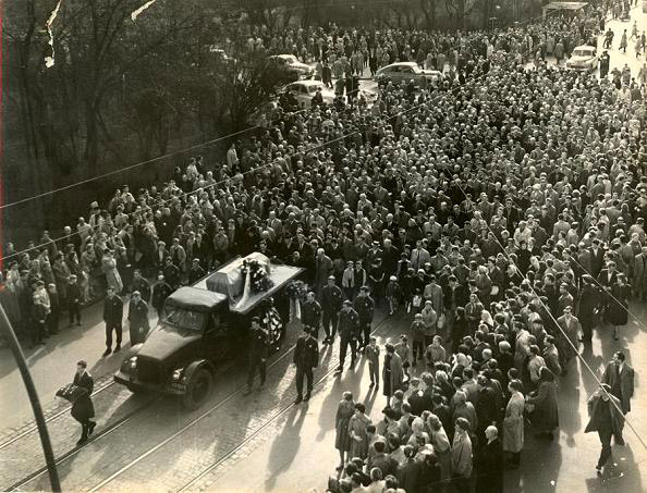Les obsèques ont eu lieu le 16 avril 1963 avec plusieurs milliers de personnes présentes et un drapeau du Wisła qui couvre son cercueil.