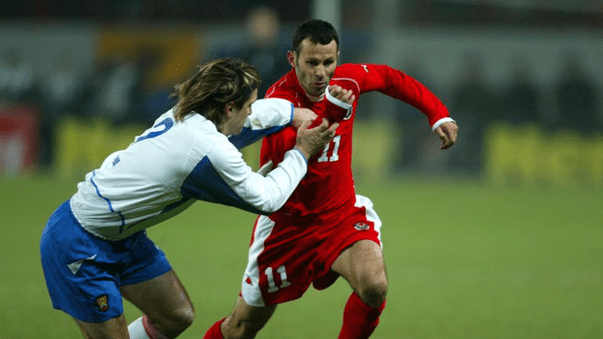 Evseïev au duel avec Giggs | © sport-express.ru
