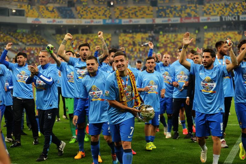 Stanciu portant la Coupe de la Ligue. | © radioiasi.ro