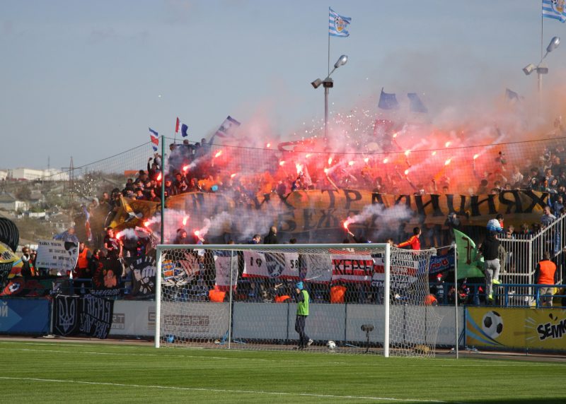 Les Ultras du Tavria en plein spectacle pyrotechnique © collection d'Oleg