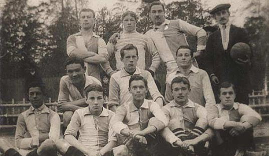 L’équipe de foot de l’OLLS au début du XXème siècle Ⓒ ellegirl.ru