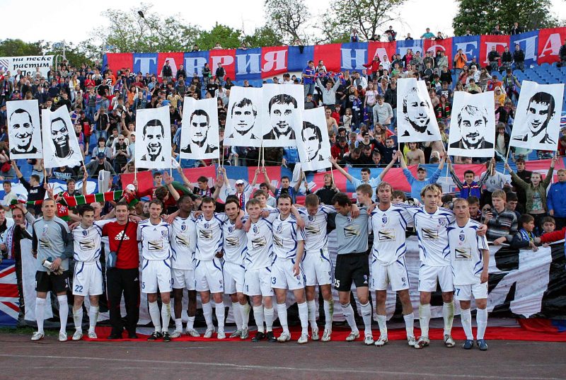 Les joueurs du club devant leurs supporters et leurs portraits Les Ultras du club ont toujours affiché leur attachement à l'Ukraine © collection d'Oleg