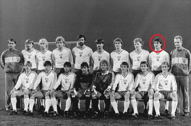 Frank Pastor (cerclé de rouge), buteur-star du BFC Dynamo et bourreau du Lokomotiv Leipzig, lors d'un match avec l'équipe de RDA contre la France en 1986. Au premier rang, le gardien de gauche est René Müller, la victime du "penalty de la honte) | © Waltraud Grubitzsch/Bundesarchiv