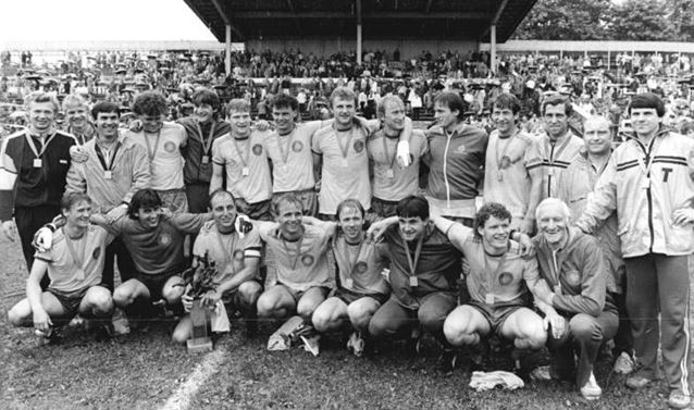 L'équipe du Lok Leipzig vainqueur de la Coupe de RDA (FDGB Pokal) en 1986 | © Bernd Settnik/Bundesarchiv