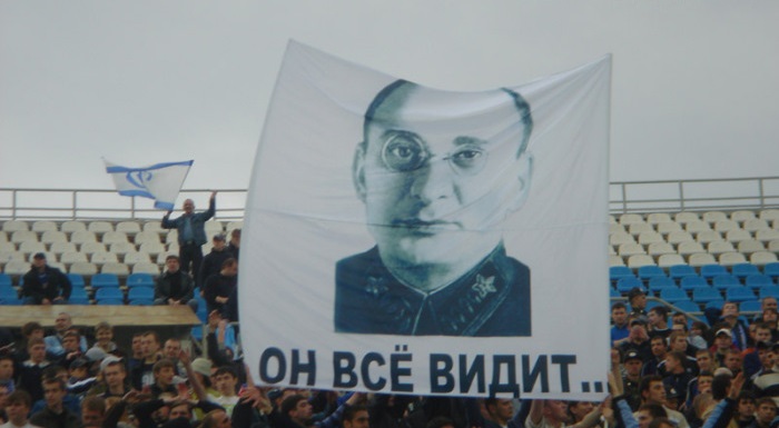 Le portrait de Beria dans les tribune du Dinamo Moscou