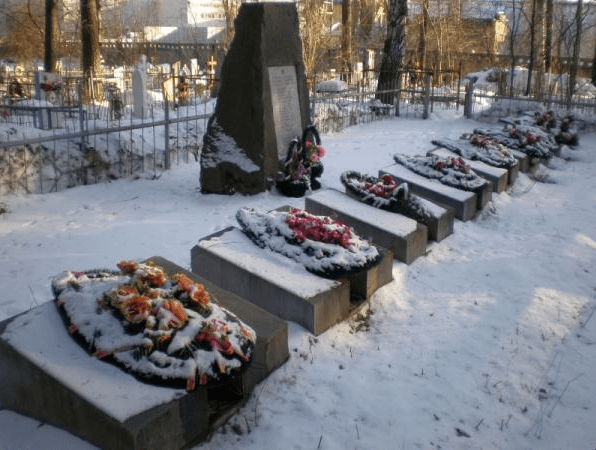 Les tombes des victimes du crash et le mémorial, à Koltsovo dans la banlieue d'Ekaterinbourg wikimapia.org