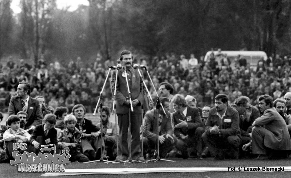 Lech Wałęsa lors d'un meeting organisé au milieu du Stadion Hutnik | © Leszek Biernacki / Solidarność